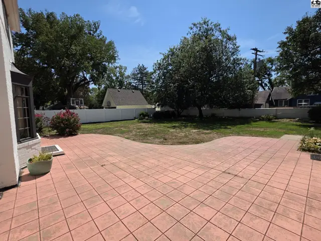 Photo of 129 W 19th Ave, Hutchinson, KS