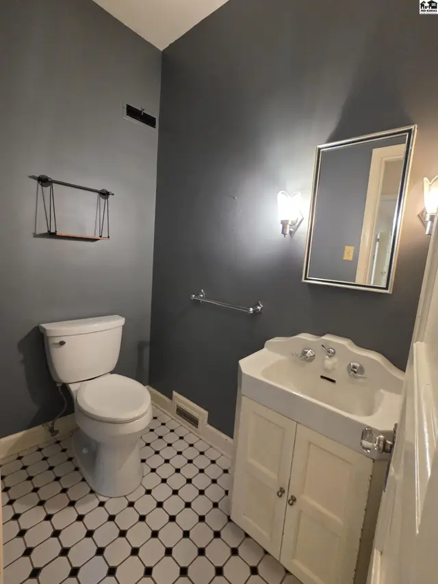 Photo of 129 W 19th Ave, Hutchinson, KS