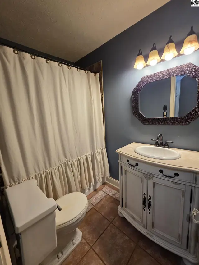 Photo of 129 W 19th Ave, Hutchinson, KS