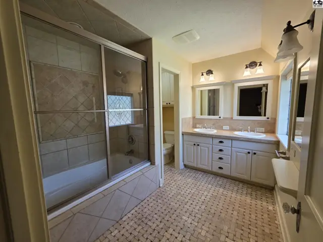 Photo of 129 W 19th Ave, Hutchinson, KS