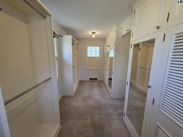 Photo of 129 W 19th Ave, Hutchinson, KS