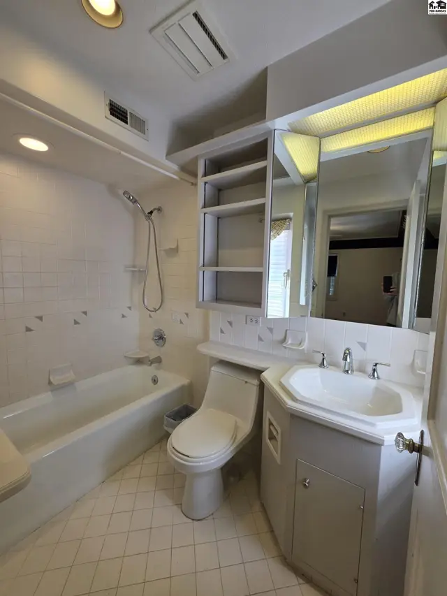 Photo of 129 W 19th Ave, Hutchinson, KS