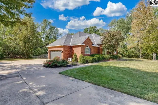 Photo of 3905 Meadow Ridge Ln, Hutchinson, KS