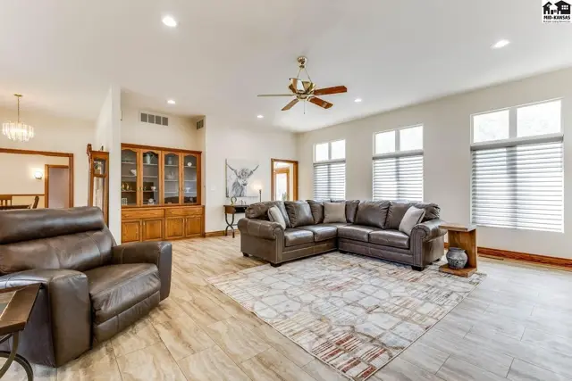 Photo of 3905 Meadow Ridge Ln, Hutchinson, KS