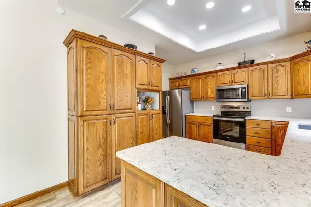 Photo of 3905 Meadow Ridge Ln, Hutchinson, KS