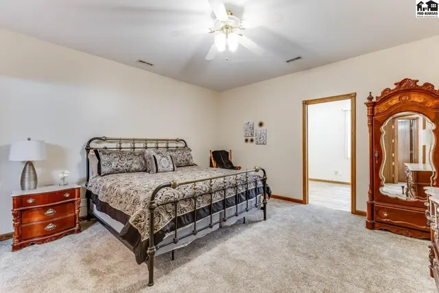 Photo of 3905 Meadow Ridge Ln, Hutchinson, KS