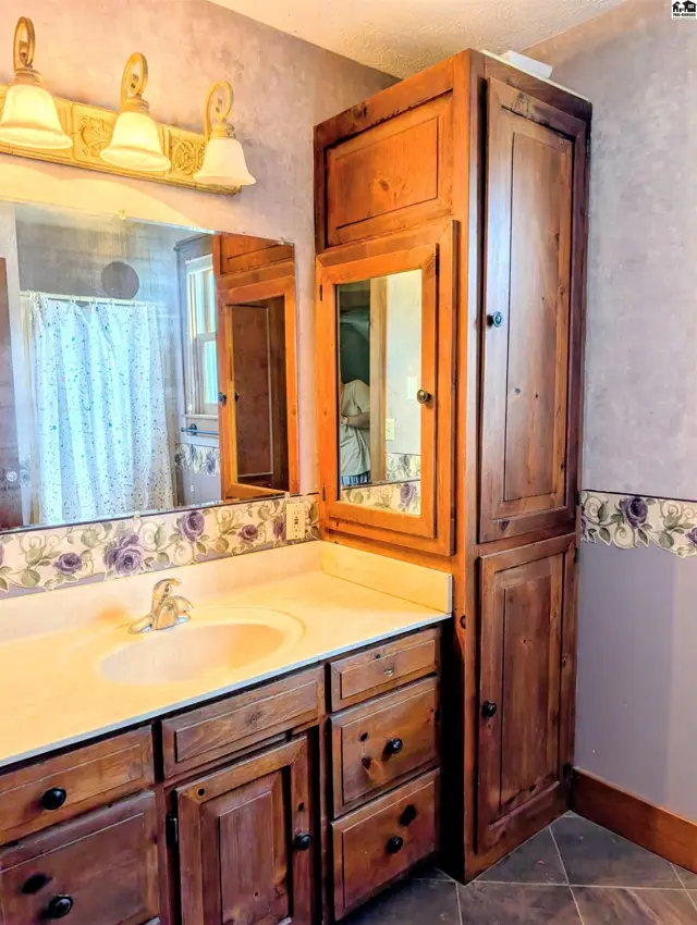 Photo of 313 N Christian Ave, Moundridge, KS