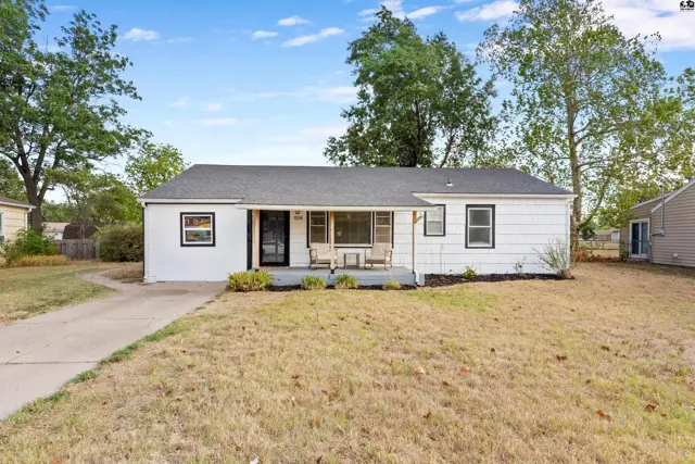Photo of 1014 College Ln, Hutchinson, KS