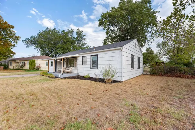 Photo of 1014 College Ln, Hutchinson, KS