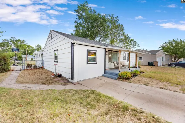 Photo of 1014 College Ln, Hutchinson, KS