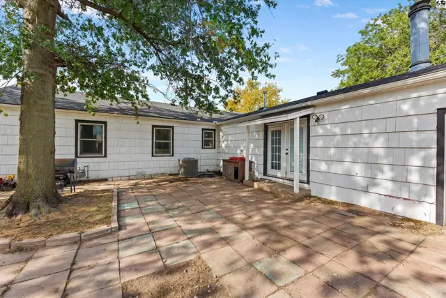 Photo of 1014 College Ln, Hutchinson, KS