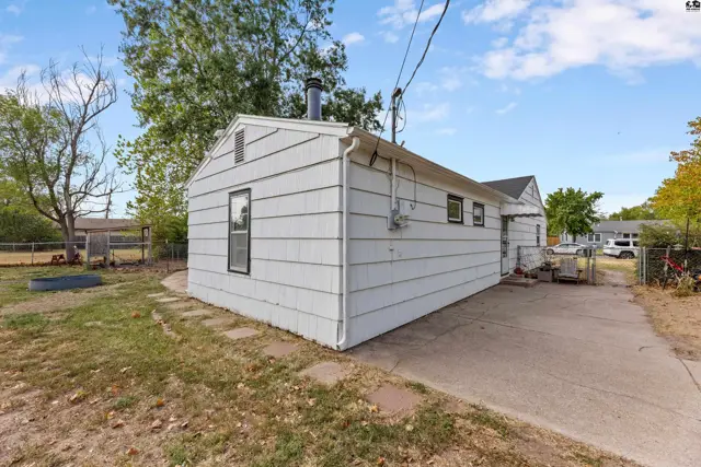 Photo of 1014 College Ln, Hutchinson, KS
