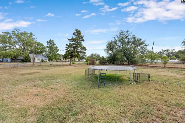 Photo of 1014 College Ln, Hutchinson, KS