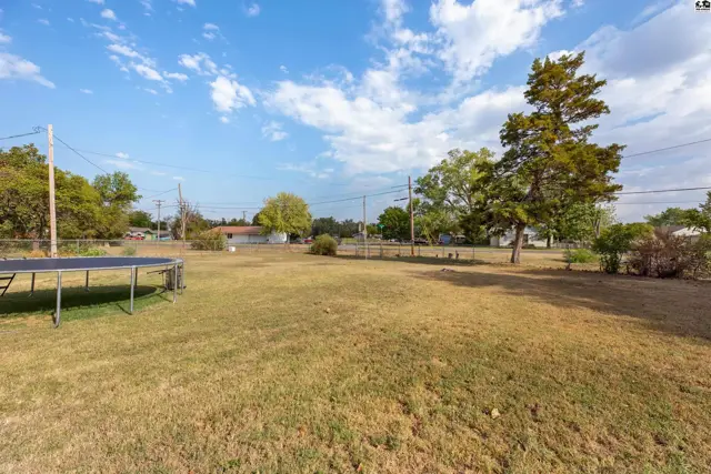 Photo of 1014 College Ln, Hutchinson, KS