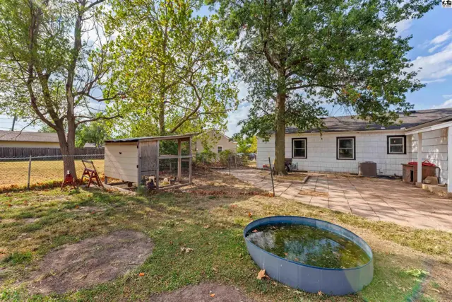 Photo of 1014 College Ln, Hutchinson, KS