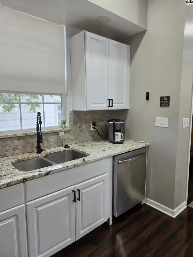 Photo of 400 E 5th Ave, Hutchinson, KS