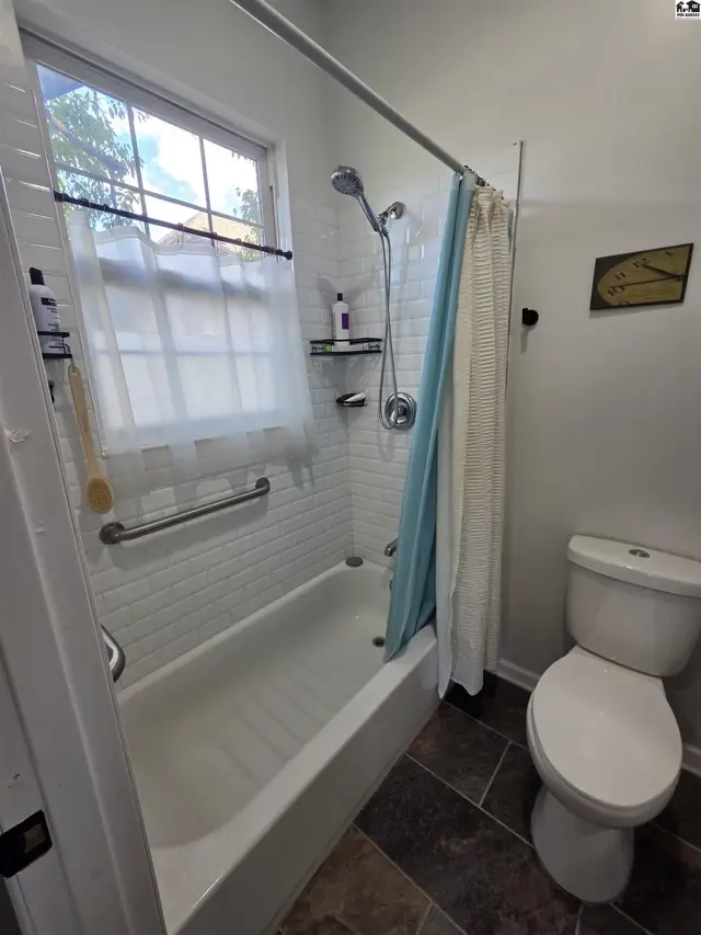 Photo of 400 E 5th Ave, Hutchinson, KS