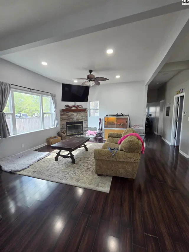 Photo of 400 E 5th Ave, Hutchinson, KS