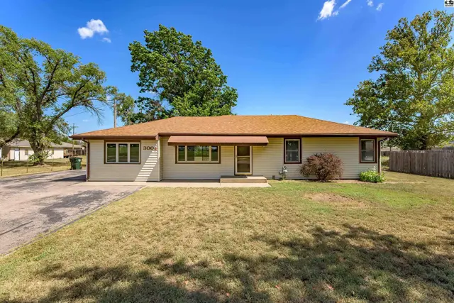 Photo of 3004 N Waldron St, Hutchinson, KS