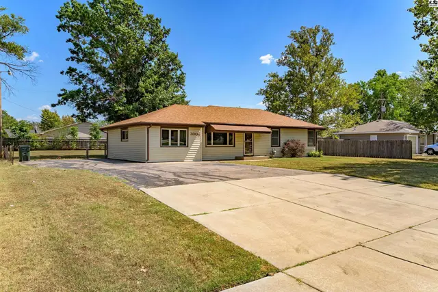 Photo of 3004 N Waldron St, Hutchinson, KS