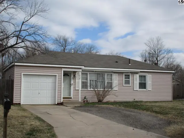 Photo of 1030 College Ln, Hutchinson, KS