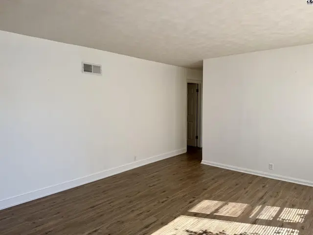 Photo of 1030 College Ln, Hutchinson, KS