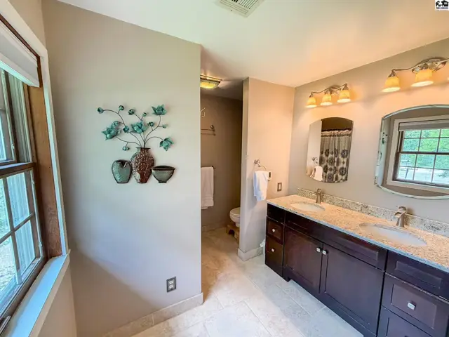Photo of 4 Hickory Ct, Newton, KS