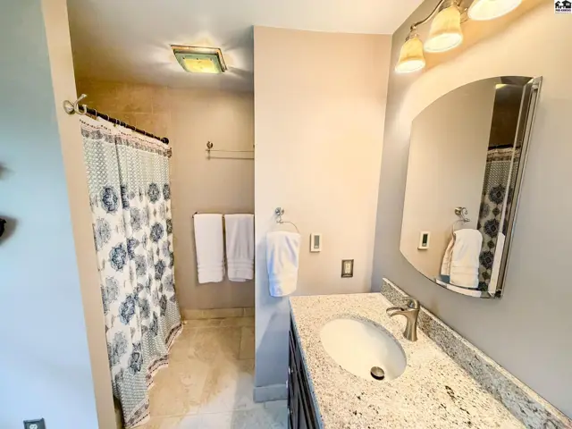 Photo of 4 Hickory Ct, Newton, KS