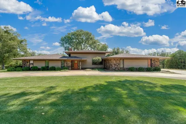 Photo of 45 Linksland Dr, Hutchinson, KS