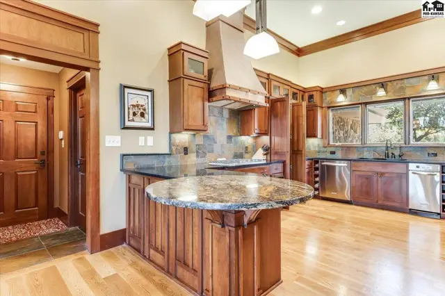 Photo of 45 Linksland Dr, Hutchinson, KS