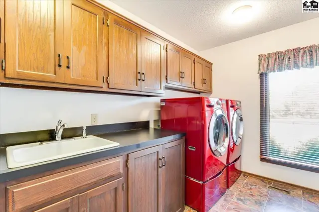 Photo of 45 Linksland Dr, Hutchinson, KS
