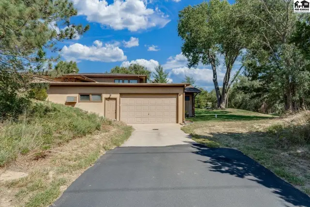 Photo of 45 Linksland Dr, Hutchinson, KS