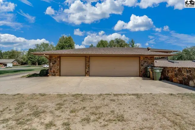 Photo of 45 Linksland Dr, Hutchinson, KS