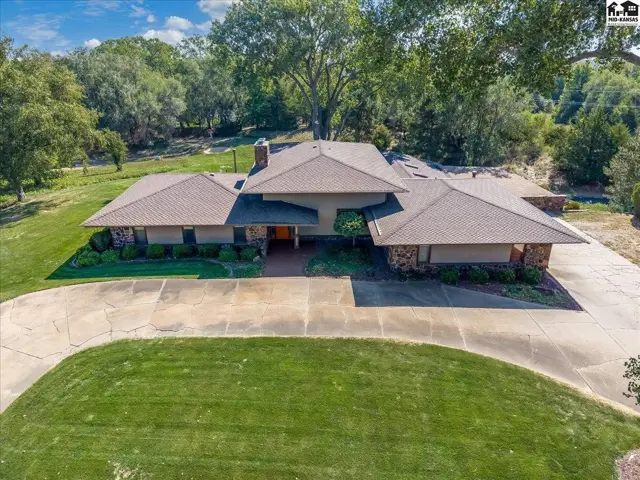 Photo of 45 Linksland Dr, Hutchinson, KS