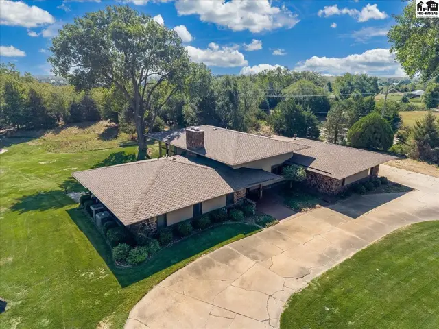 Photo of 45 Linksland Dr, Hutchinson, KS