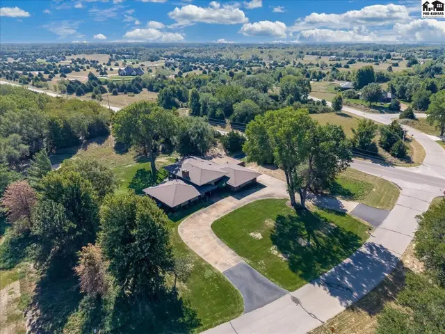 Photo of 45 Linksland Dr, Hutchinson, KS