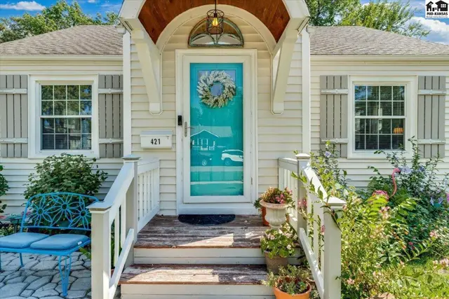 Photo of 421 E 9th Ave, Hutchinson, KS