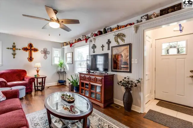 Photo of 421 E 9th Ave, Hutchinson, KS