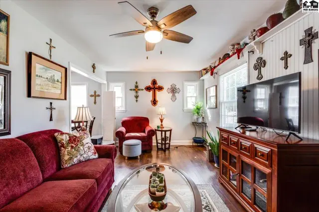 Photo of 421 E 9th Ave, Hutchinson, KS