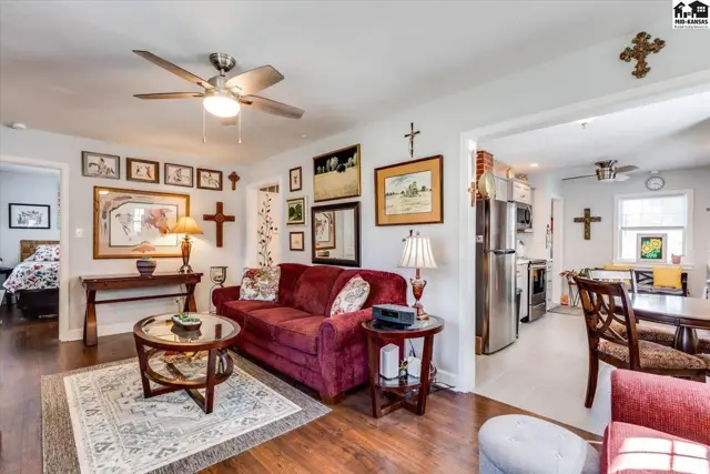 Photo of 421 E 9th Ave, Hutchinson, KS