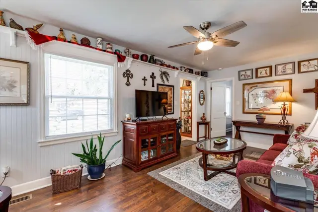 Photo of 421 E 9th Ave, Hutchinson, KS