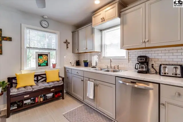 Photo of 421 E 9th Ave, Hutchinson, KS