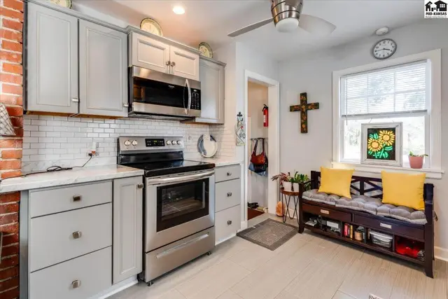 Photo of 421 E 9th Ave, Hutchinson, KS