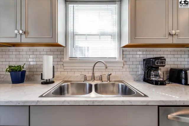 Photo of 421 E 9th Ave, Hutchinson, KS