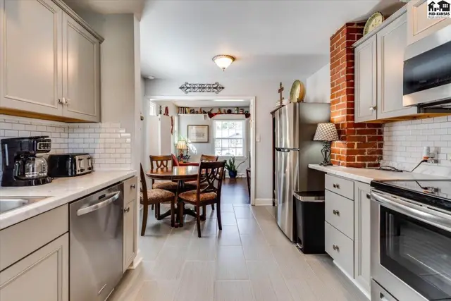 Photo of 421 E 9th Ave, Hutchinson, KS