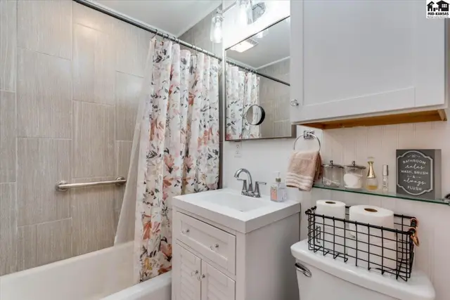 Photo of 421 E 9th Ave, Hutchinson, KS