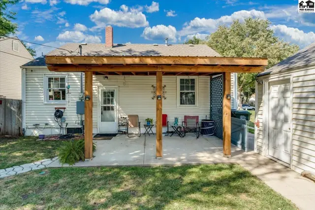 Photo of 421 E 9th Ave, Hutchinson, KS
