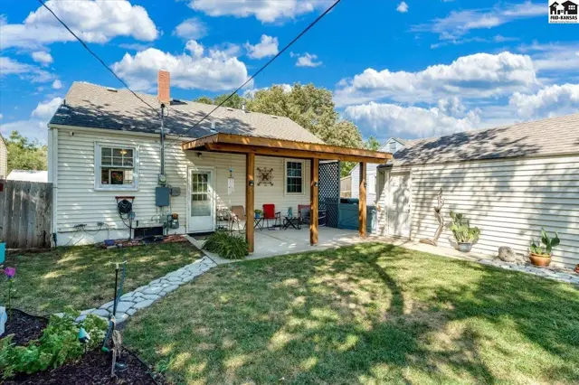 Photo of 421 E 9th Ave, Hutchinson, KS