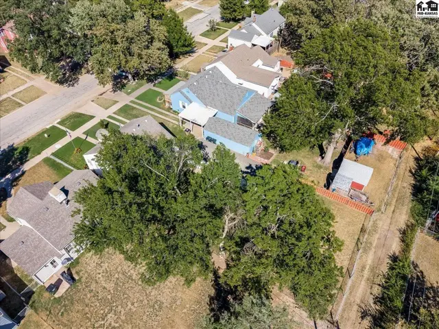 Photo of 421 E 9th Ave, Hutchinson, KS