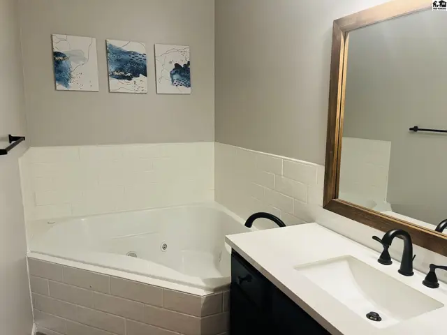 Photo of 205 E 37th Ave, Hutchinson, KS
